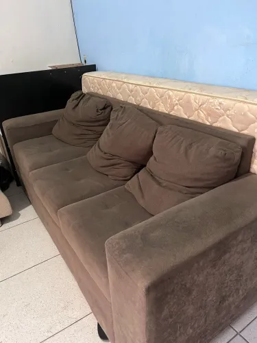 VENDO SOFÁ 3 LUGARES acompanha as almofadas
