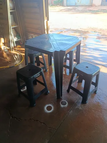 Mesa de plástico com 4 banquetas, usadas