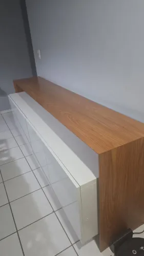 Este é um aparador Buffet Versum em MDF com acabamento em freijó e laca