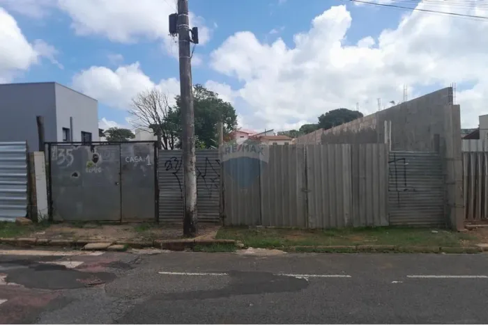 VENDA DE OITO LOTES URBANOS COM MATRÍCULAS INDIVIDUAIS, EM ÁREA ÚNICA, NA RUA TEREZINHA NA