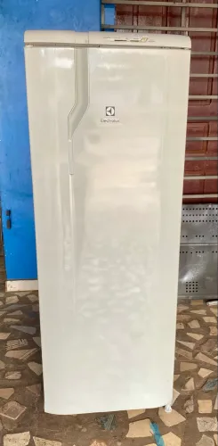 Geladeira Electrolux gelando bem. FAÇO ENTREGA