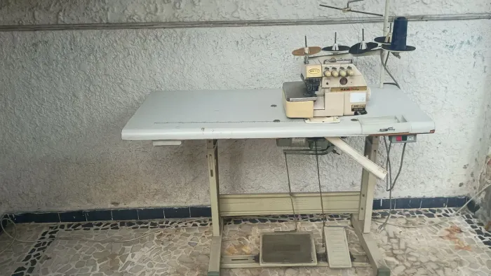 Máquina Overlock Industrial SEW Strong BSS-858 Completa com Mesa e Motor 400W