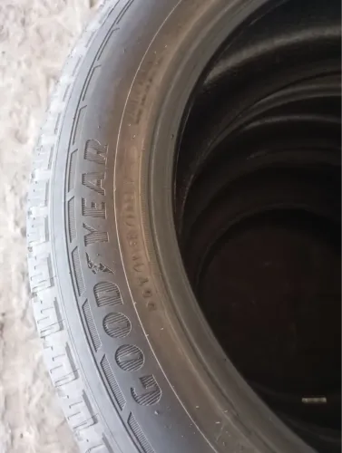 Penei Goodyear em perfeito estado R17