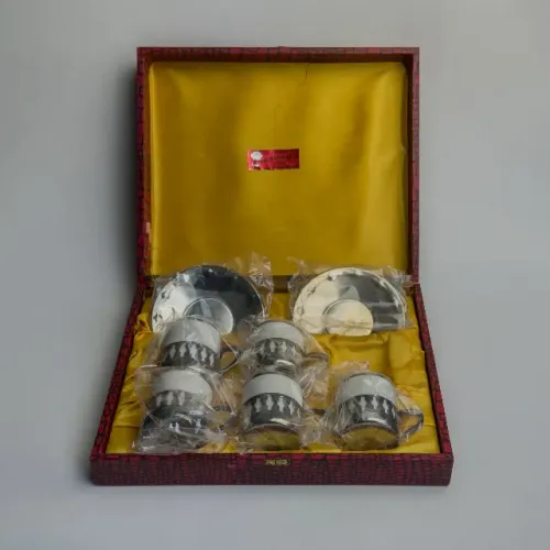 Conjunto de 5 Xícaras de Café em Porcelana com Suportes e 6 Pires de Prata