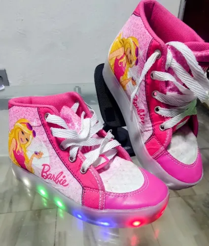 Tênis infantil Barbie com luzes que pisca rosa tamanho 33 preço de desapego