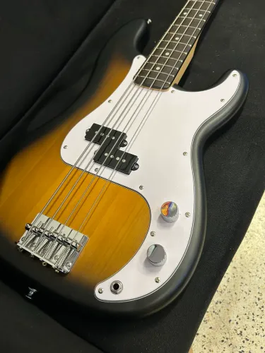 Contra baixo Squier Debut Sundurst 4 cordas