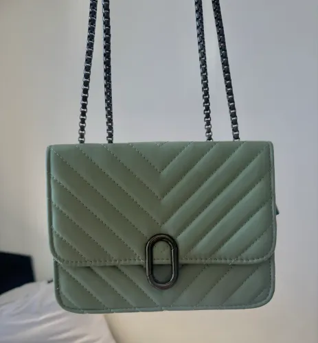 Bolsa de ombro verde com detalhes em prata