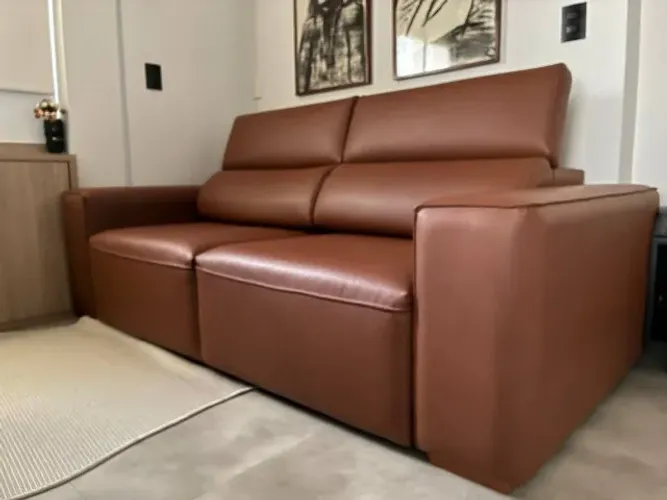 Vendo sofá Dangelis retrátil e reclinável, em couro ecológico.