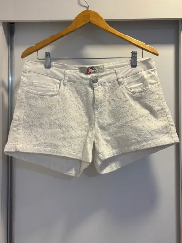 Shorts Branco Jeans com Renda Cintura Baixa