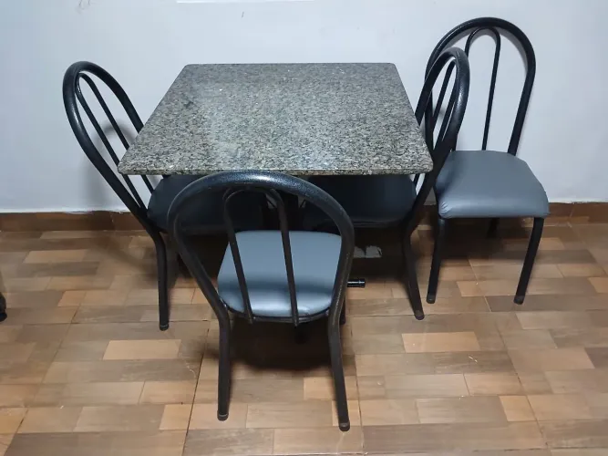 Mesa com cadeiras