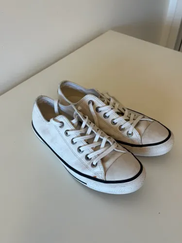 Converse Chuck Taylor All Star clássicos em couro branco