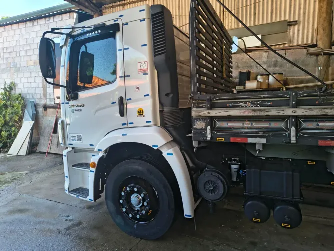 24 250 2011 com apenas 220.000 KM rodado tirado zero