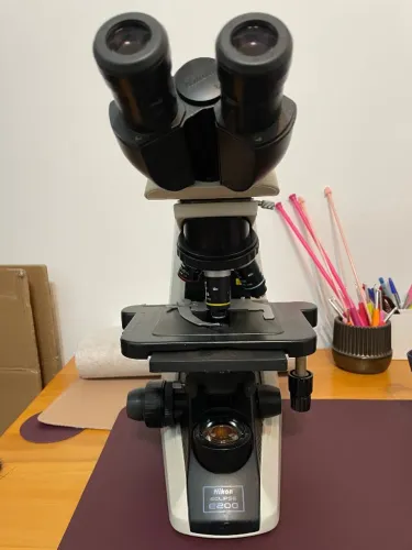 Microscópio Nikon e200 LED