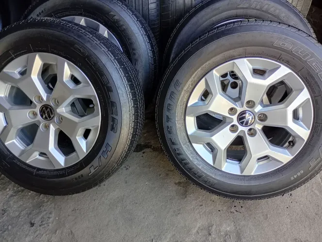 Hum jogo de rodas aro 17 com pneus originais da marok S10 bleizer BMW furacão 5 por 120