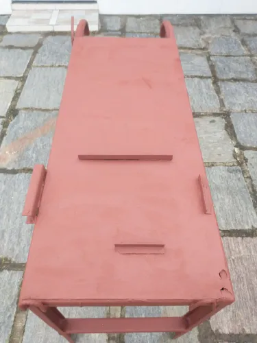 Mesa de ferro resistente e prática.