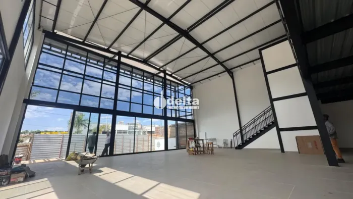 Prédio comercial disponível para locação no bairro Tabajaras em Uberlândia-MG