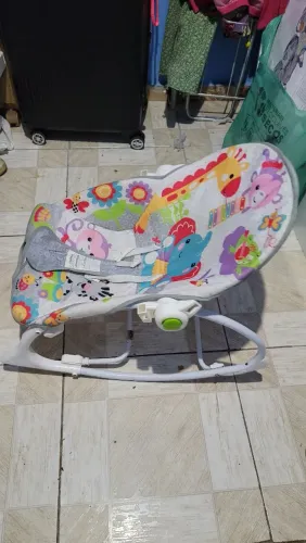 Cadeirinha de balanço vibra e toca