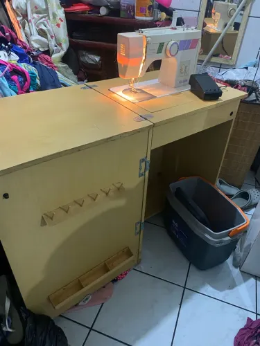 Máquina de costura Elgin antiga com gabinete
