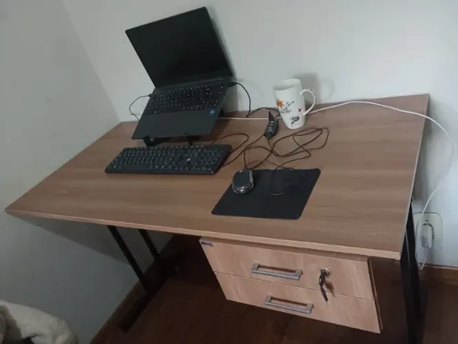 Quarto completo + home office (cama + colchão + mesa + cadeira + móveis)