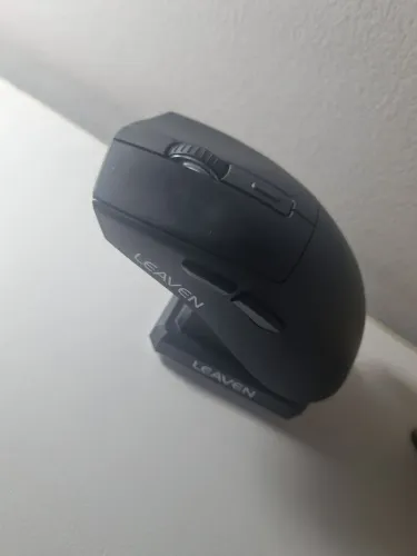 Mouse preto sem fio com led atraz e dock de carregamento
