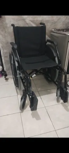 Vende-se cadeira de rodas semi nova