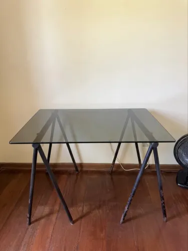 Mesa escritório vidro fumê base aço preta 100x70 home office