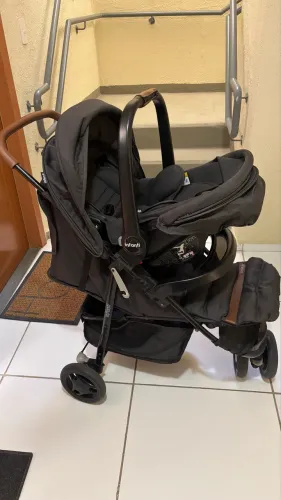 Carrinho de bebê e bebê conforto breeze infanti preto
