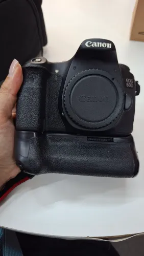 Canon 60D + 18-55 + grip + carregador + 2 baterias