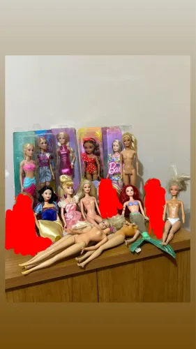 Lote de bonecas Barbie e variadas + 2 corp e algumas roupinhas de brinde 