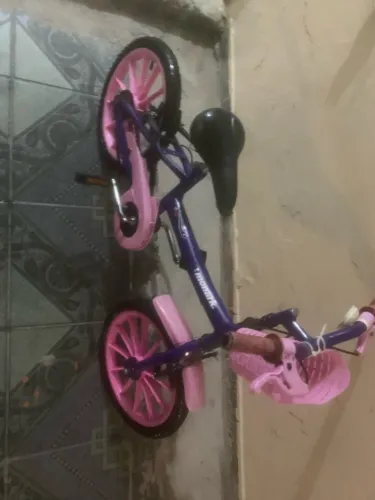 Vende se uma bicicleta pra criança no precinho