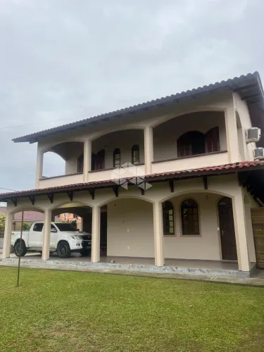 CASA À VENDA NOS INGLESES EM FLORIANÓPOLIS COM 202M², PISCINA E ESCRITURA PÚBLICA