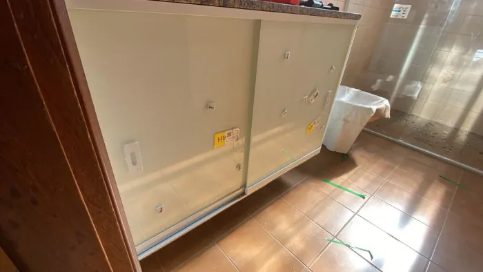 Box, espelhos, manutenções em box, portas de vidros, fechamento de pia, coberturas