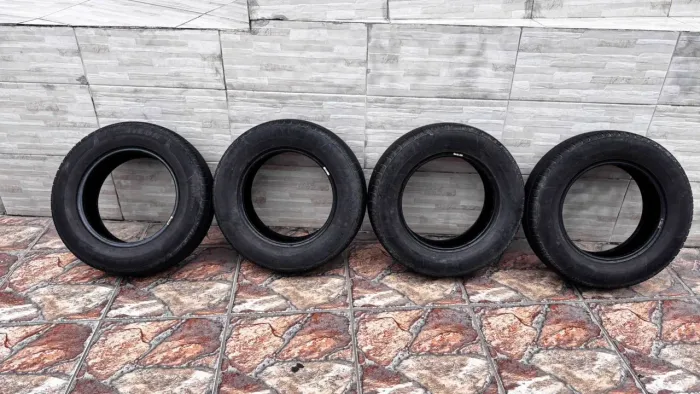 Vendo 4 pneusedidas 185/70 R14 marca sailon importado meia vida