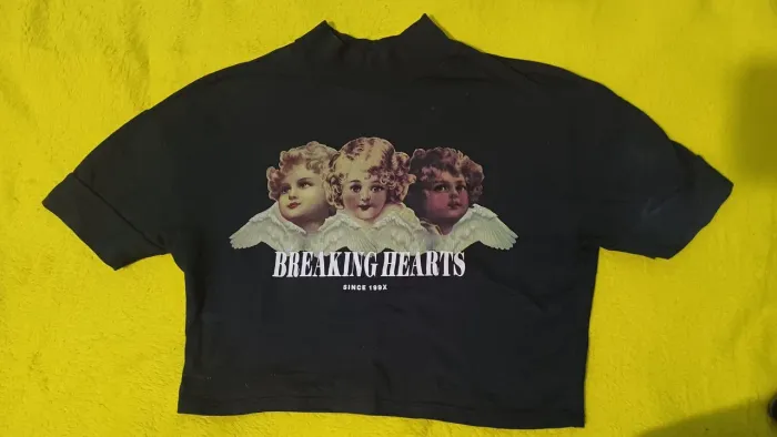 Camiseta Cropped Preta Anjos Breaking Hearts - Retirada em Maceió AL