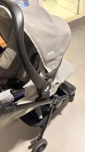 Carrinho com bebê conforto Joie