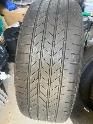 Pneu 225/50 R18 Bridgestone e Pneu 195/65 R15 Pirelli