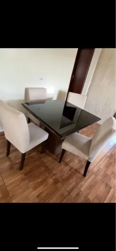 Mesa com 4 cadeiras de madeira 
