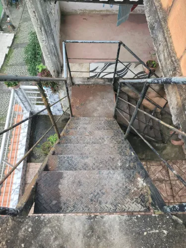 Escada de ferro em L.