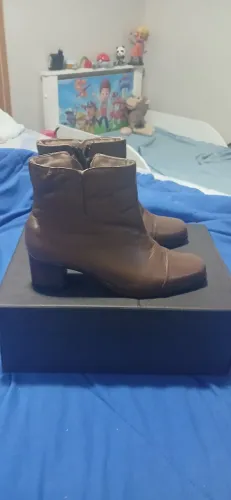 Bota de couro legítimo, está com 1 dos saltos desgastado mas o sapateiro trocar