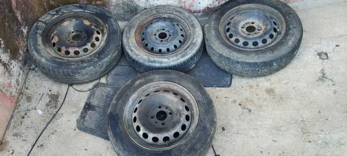 Três rodas aro 14 e uma 13 fiat