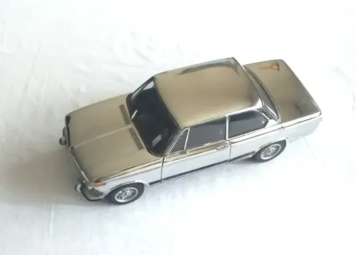 BMW TI 2002 em miniatura escala 1:18. Marca Kyosho. Cromada, Espetacular.