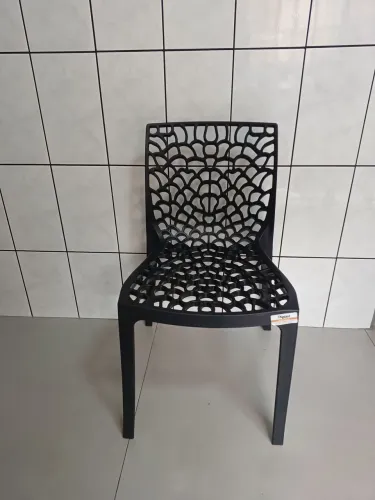 04 cadeiras modernas de plástico preta