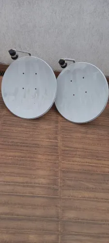 Par de Antenas para captar sinal de televisão via satélite.