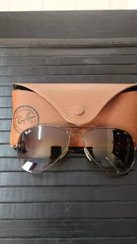 óculos de sol Ray-Ban do modelo Aviador.