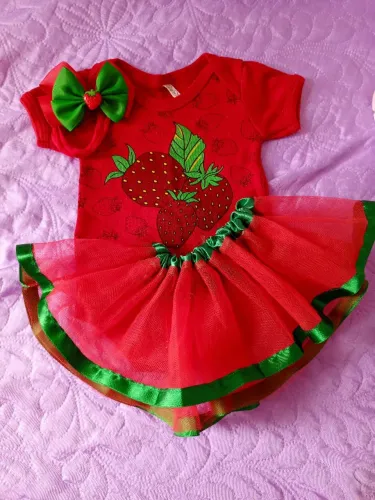 Roupinha de Mês Versário Moranguinho menina