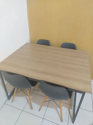 Mesa com 4 cadeiras