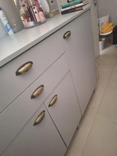 Cômoda cinza mdf puxador dourado retrô com cabideiro