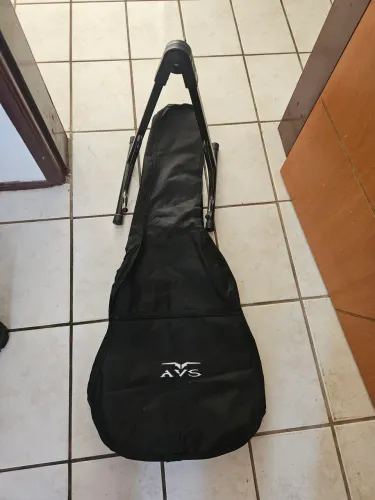 Suporte e capa de violão, não vendo separadamente