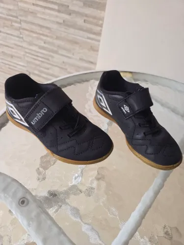 Chuteira infantil Umbro. Tamanho: 27.