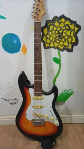 Guitarra  STS100 Sunburst (SB)